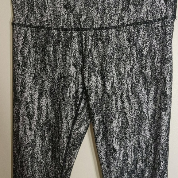 Kirkland Signature 85%polyester 15%spandex legging - Picture 6 of 8